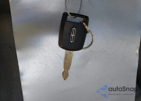 2006 Lincoln Town Car Signature Limited из США, поврежденный, VIN 1LNHM82V06Y647745